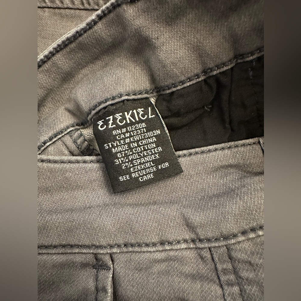 zekiel men’s shorts 31” waist, 9” inseam, stretchy material, classic fit, gray - Picture 5 of 5